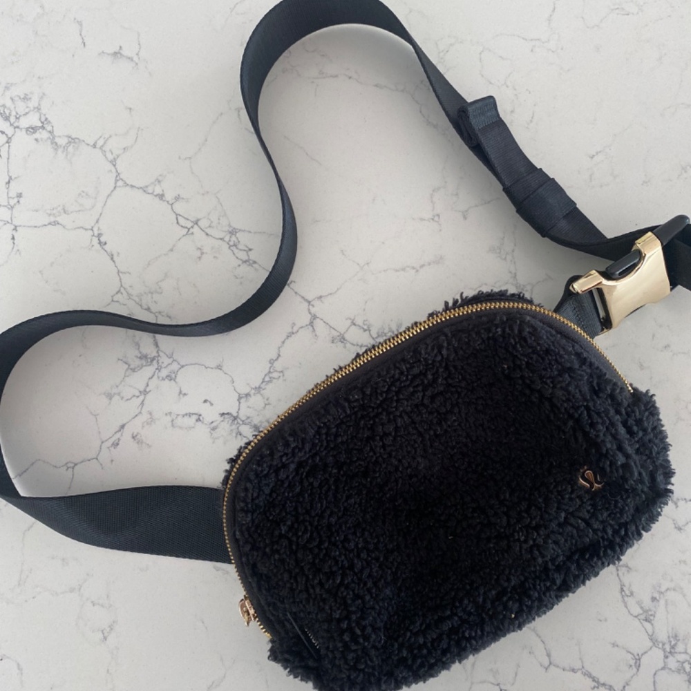 Lululemon black everywhere belt bag - Picture 5 of 6